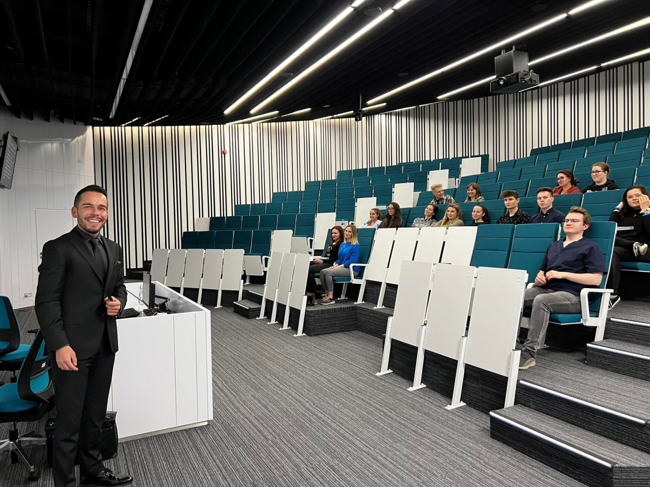 Rektor Wyższej Szkoły Humanitas prowadzący wykład otwarty dla studentów ŚUM