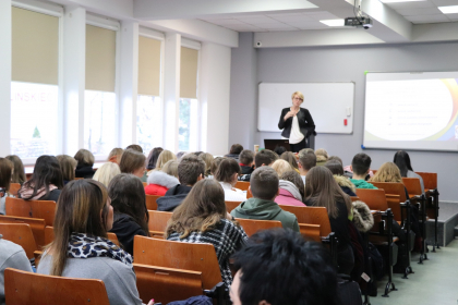 Uczestnicy targów edukacyjnych w Humanitas