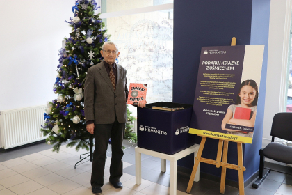 osoba przekazująca książki na akcję Podaruj książkę z uśmiechem