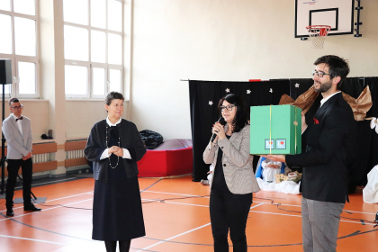 przekazanie książek na akcję Podaruj książkę z uśmiechem