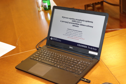 Laptop z prezentacją Lekarze i pielęgniarki o walce z COVID-19 – RAPORT Z BADANIA